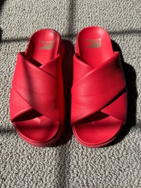Sorel Viibe Criss Cross Sandal in Red - Size 9